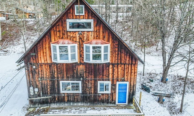 Rochester Casa | Rustic mountain-view home with firepit & washer/dryer - skiing & golf nearby