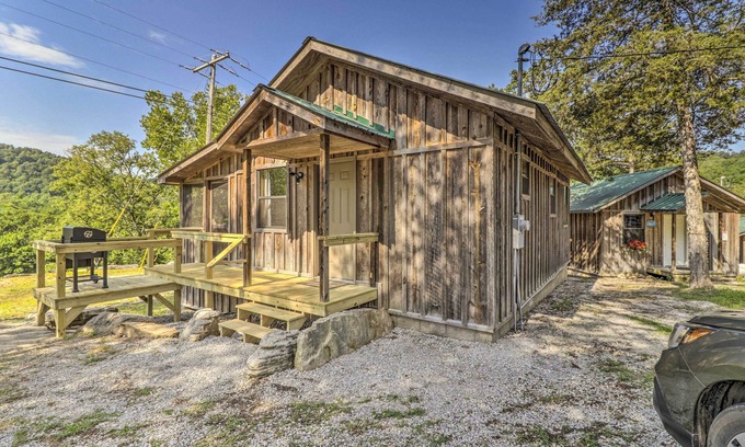 Mountain View Cabina | Rustic Mtn-View Cabin < 1 Mile to White River!