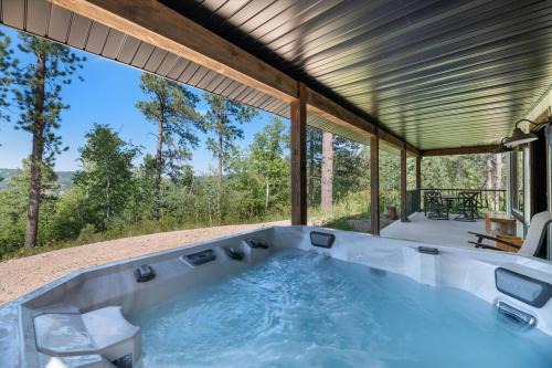 Deadwood Casa | Rustic Peaks Cabin with Hot tub