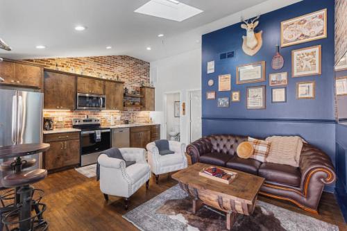 Greenwood Casa | Rustic plus Western - Walk to Bars, Coffee and Restaurants