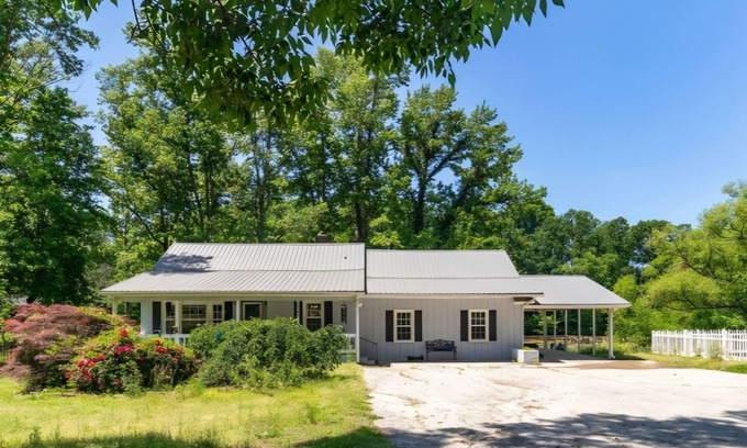 Archdale Casa | Rustic Pond Retreat w/Hot Tub & Fishing Gear