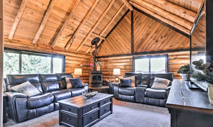 Post Falls Casa | Rustic Post Falls Cabin Family Friendly!