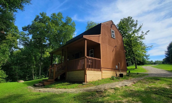 Jonesville Cabina | Rustic Private Cabin on 30 acres w/Loft/Firepit/Secluded/Trails