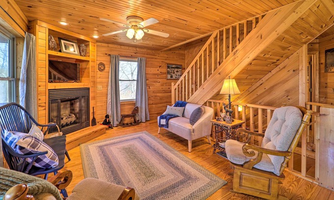 Purlear Cabina | Rustic Purlear Cabin w/ Mtn Views & Game Room