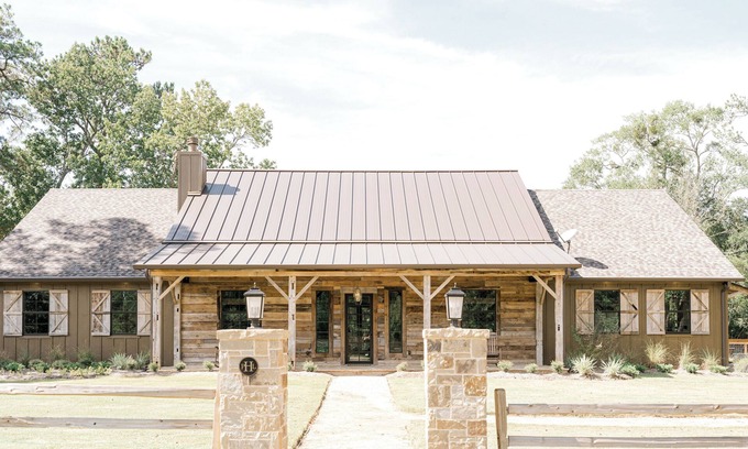 Willis Cabina | Rustic & refined Pine Hill Lodge- 8 acres w/ lagoon pool, 5 bedrooms, 5500 sq ft