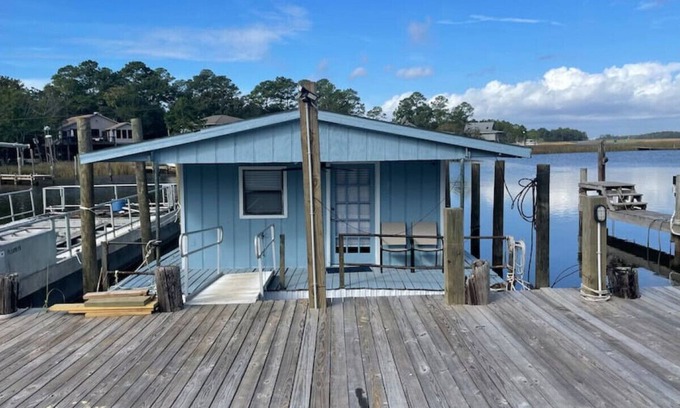 Gulf Park Estates Alquiler De Eote | Rustic Relaxation- A Fisherman’s Dream