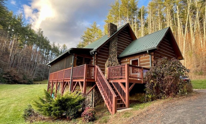West Jefferson Casa | River Front Cabin, Private Ponds & Hiking Trail-Located at The Barn on New River
