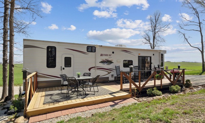 Langworthy Alquiler De RV | Rustic Retreat Camper - on Silver Lake in Delhi. Pet Friendly!
