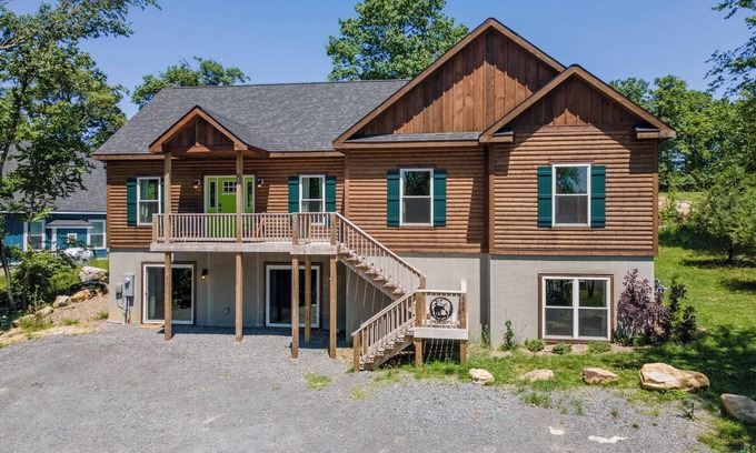 McHenry Casa | Rustic Retreat: Lake Area, Ski Area, Fireplace, Hot Tub, A/C!
