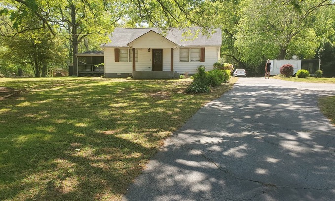 Stockbridge Casa | Rustic Retreat & Smokehouse Eats, 3BR Home, Event Space w/Food Truck Stockbridge
