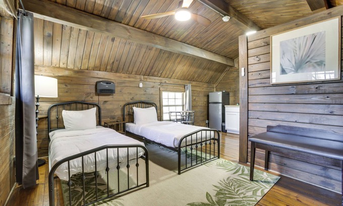 Crown Point Apartamento | Rustic Retreat w/ Pool Access Near NOLA!