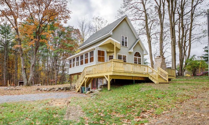 Gloversville Casa | Rustic Retreat Walk to Great Sacandaga Lake!