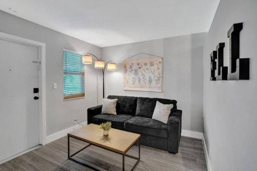 Poinciana Park Apartamento | Rustic Retreats Beachy 1BR for 4 guests in the heart of Fort Lauderdale