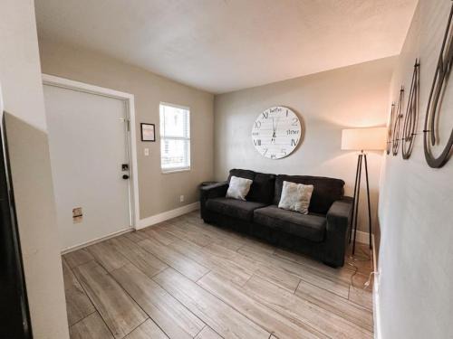 Poinciana Park Apartamento | Rustic Retreats Cozy 1BR For 4 Guests Minutes From Las Olas