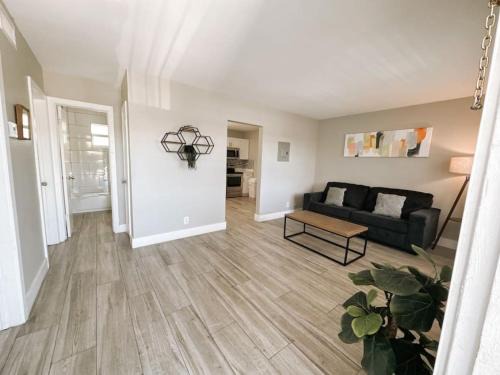 Poinciana Park Apartamento | Rustic Retreats Cozy 2BR for 6 guests minutes from Las Olas