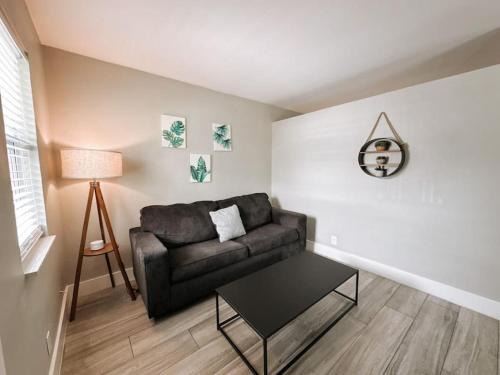 Poinciana Park Apartamento | Rustic Retreats Cozy 1BR for 4 guests minutes from Las Olas