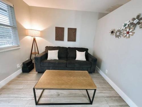 Poinciana Park Apartamento | Rustic Retreats Modern 1BR for 4 guests in the heart of Fort Lauderdale