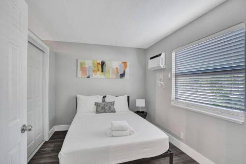 Poinciana Park Apartamento | Rustic Retreats Modern 1BR for 4 guests in the heart of Fort Lauderdale