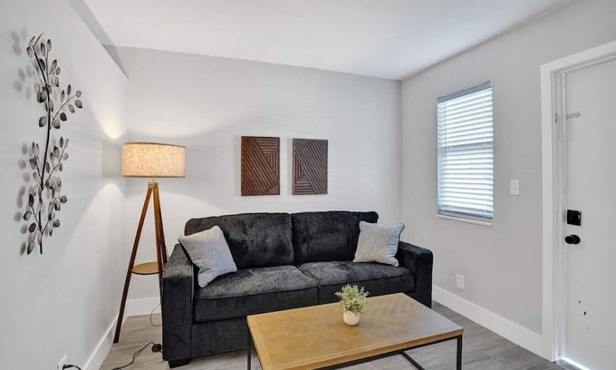 Poinciana Park Apartamento | Rustic Retreats: 1BR for 4 guests minutes from Las Olas