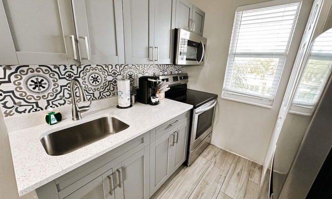 Poinciana Park Apartamento | Rustic Retreats: Beachy 1BR for 4 guests in the heart of Fort Lauderdale