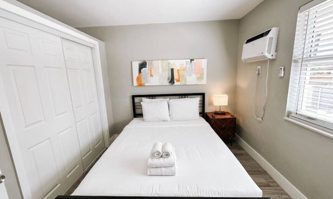 Poinciana Park Apartamento | Rustic Retreats: 1BR for 4 guests minutes from Las Olas