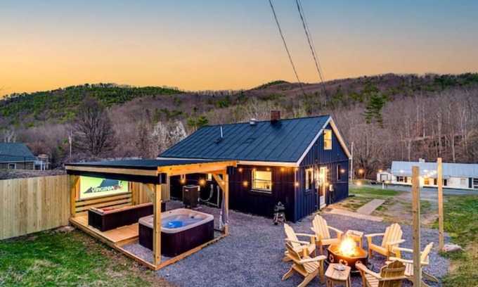 Stanley Cabina | Rustic Ridge Hot Tub Outdoor theater EVChrg Arcade