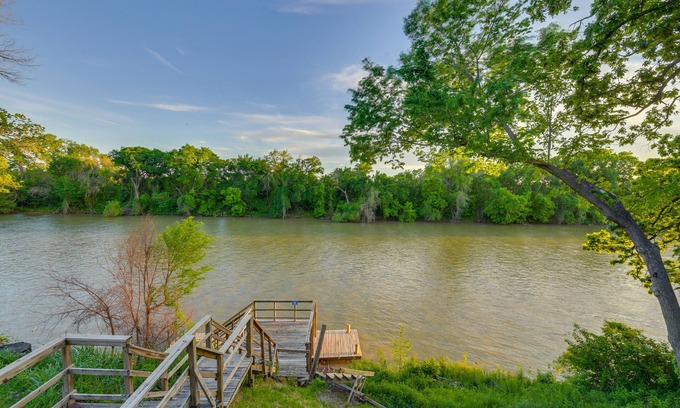 Waco Apartamento | Rustic River Cabin w/ Dock + Covered Deck!