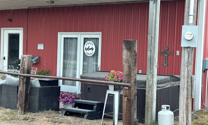 Lincoln County Apartamento | Rustic River Retreat. River access Nature,Highland cows, horses, trails hot tub