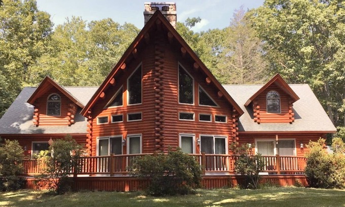 Cape Neddick Chalet De Esquí | Rustic, Romantic, & Spacious Log Chalet
