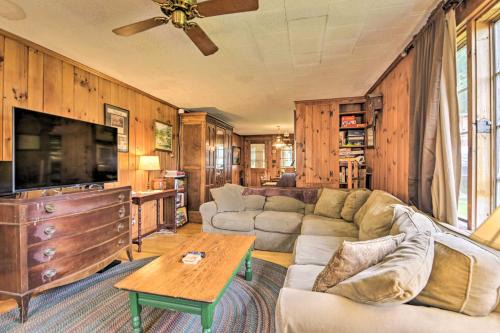 Granville Casa | Rustic Roxbury Ski Farmhouse with Trails!