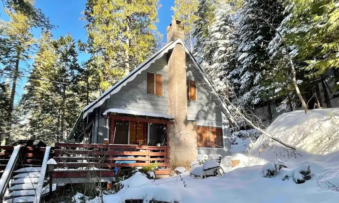 Mi-Wuk Village Cabina | Rustic Sierra Cabin with Hiking Trail and Kids Room - Perfect Family Getaway!