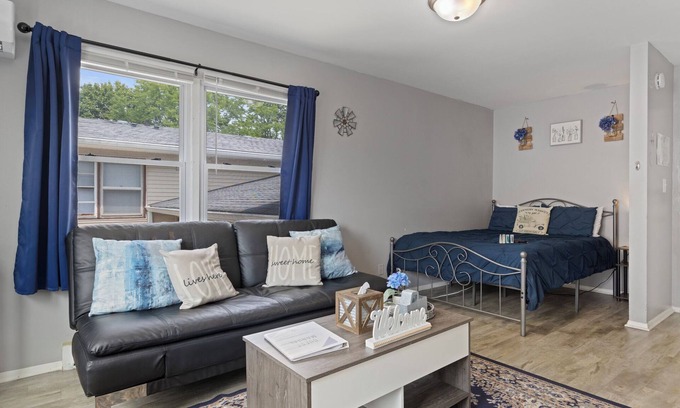 Aurora Apartamento | Rustic Spacious Studio/Aurora area/Sleeps 2/Pet Friendly/FREE WI-FI & Parking