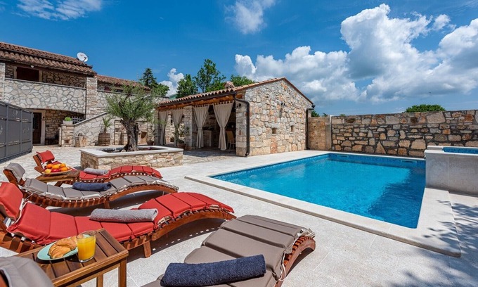 Marcana Casa | Rustic stone holiday house with pool