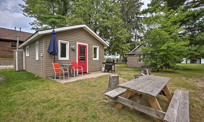 Suttons Bay Casa | Rustic Suttons Bay Cottage Shared Dock and Fire Pit
