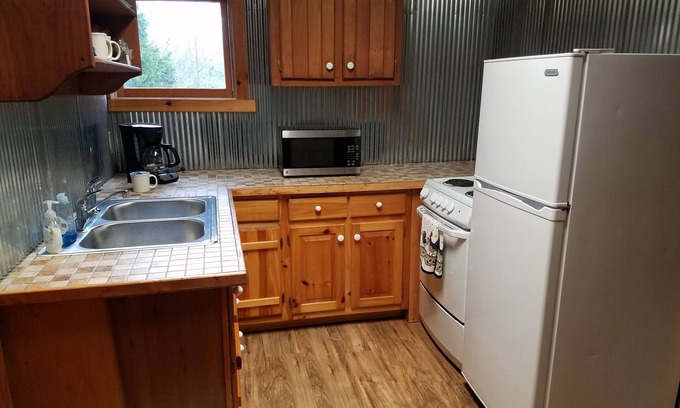 Cleveland Cabina | Rustic Tiny Cabin