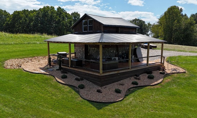 State Road Cabina | Rustic Tobacco Barn Cabin in the heart of Yadkin Valley Wine Country
