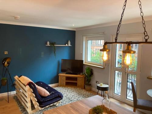 North West Apartamento | Rustic Top Floor West End Pad With Balcony, Parking next to Byers Road, Aston Lane, Glasgow Uni