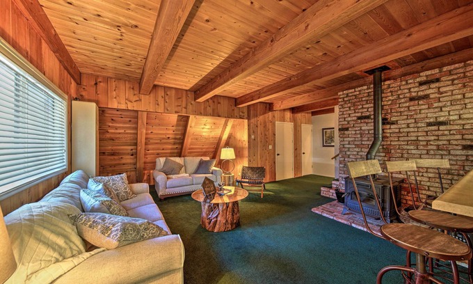 Trinity Center Cabaña | Rustic Trinity Center Cabin w/ Deck Near Fishing!