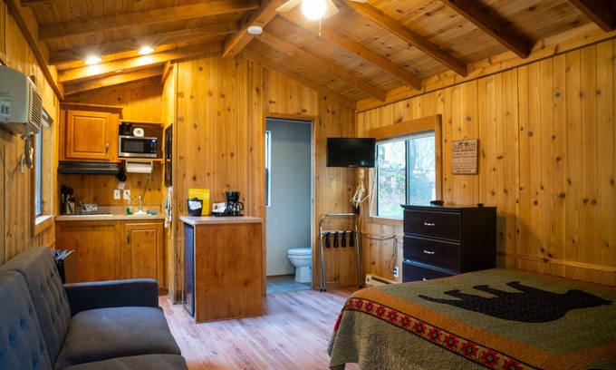 Garberville Cabina | Rustic vacation getaway