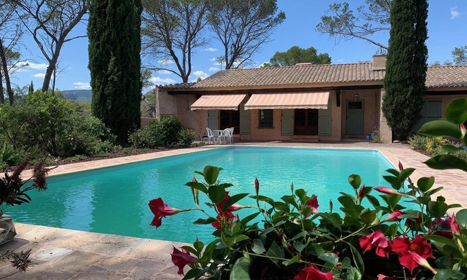 Puget-sur-Argens Villa | Villa con una gran piscina en el desierto ~ cerca del mar