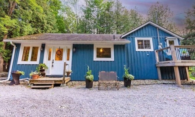 Selwyn Casa | Rustic Waterfront Country Home near Lake Chemong