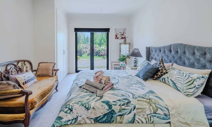 Labertouche Casa | Rustic Winery Villa | King Bed Room1 with En-Suite