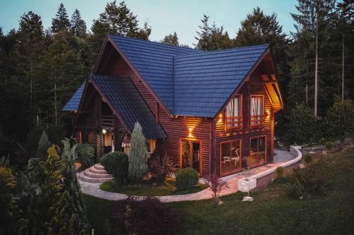 Suseni Casa | Rustic Wood Villa