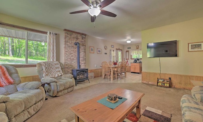 Mio Casa | Rustic Wooded Retreat with Fire Pit, Near Trails!