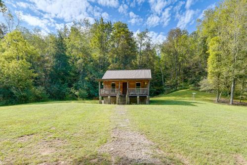 Palestine Casa | Rustic, Woodsy Cabin in Palestine with Pool Table!
