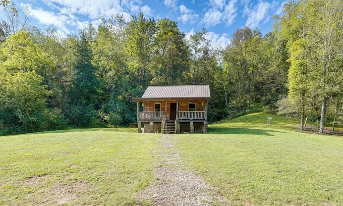 Palestine Cabina | Rustic, Woodsy Cabin in Palestine w/Pool Table!