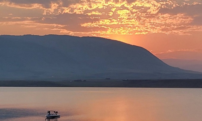 Laramie Cabaña | Rustic Wyoming Lake Cottage with Mountains Views.