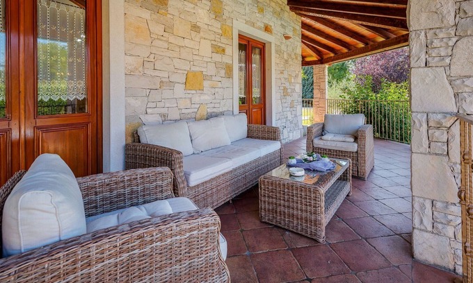 Sveta Nedelja Cabina | Villa rusticamente amueblada con piscina y amplio patio cerca de Labin