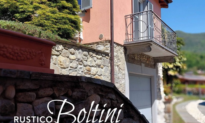 Casalzuigno Cabaña | Rustico Boltini, Lago Maggiore NEW stylishly furnished quiet at the edge of the forest