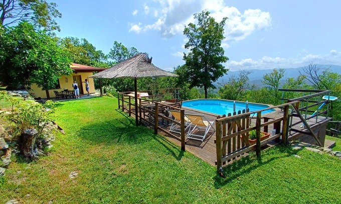 Licciana Nardi Villa | Casa rústica con jardín y piscina en una zona montañosa